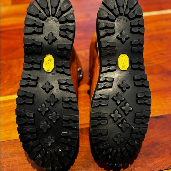 Danner Mountain Light Leather Boots fits like an 8.5 - Picture 4 of 4